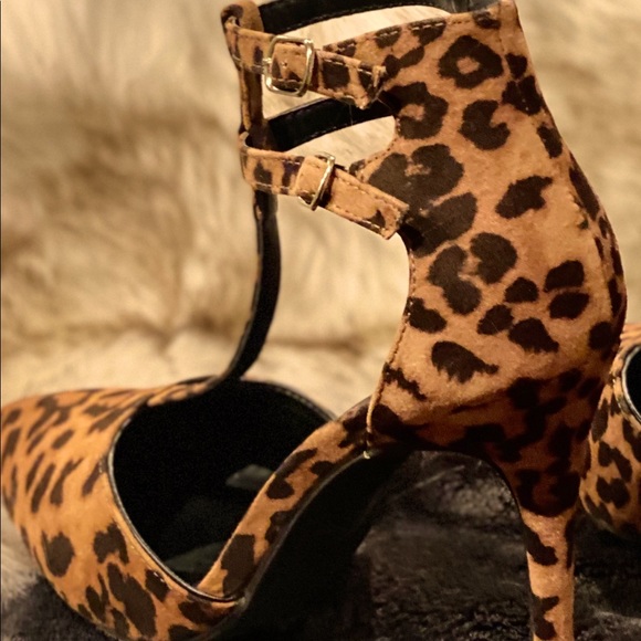 Leopard Print High Heel Pumps with a Pointed Toe . - Picture 14 of 16